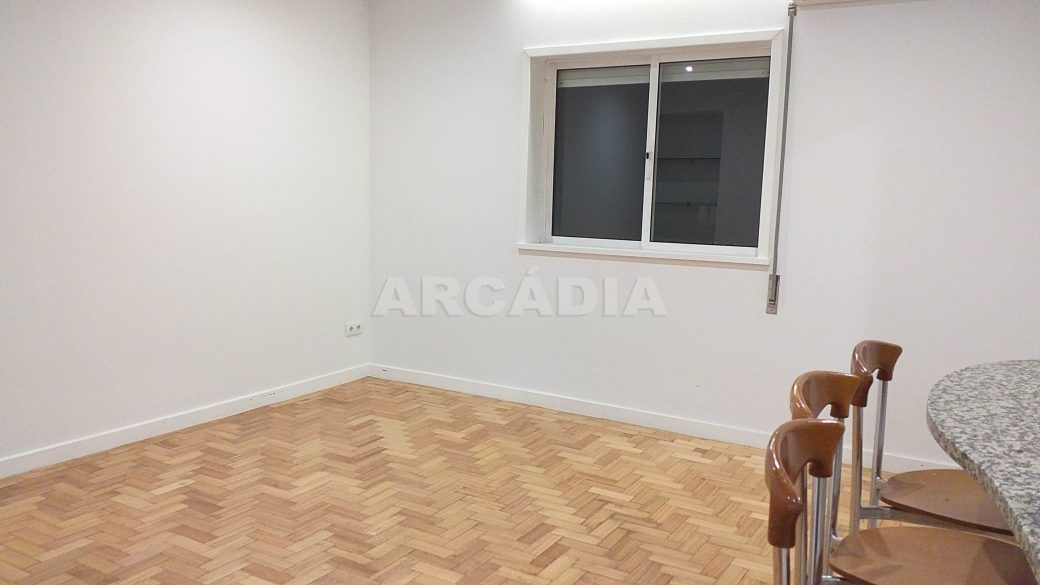 T2-Para-Arrendar-ao-Lado-da-Se-34-sala-cozinha