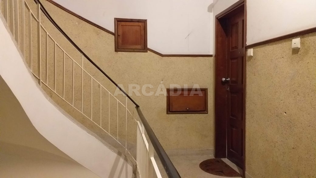 T2-Para-Arrendar-ao-Lado-da-Se-37-entrada-apartamento