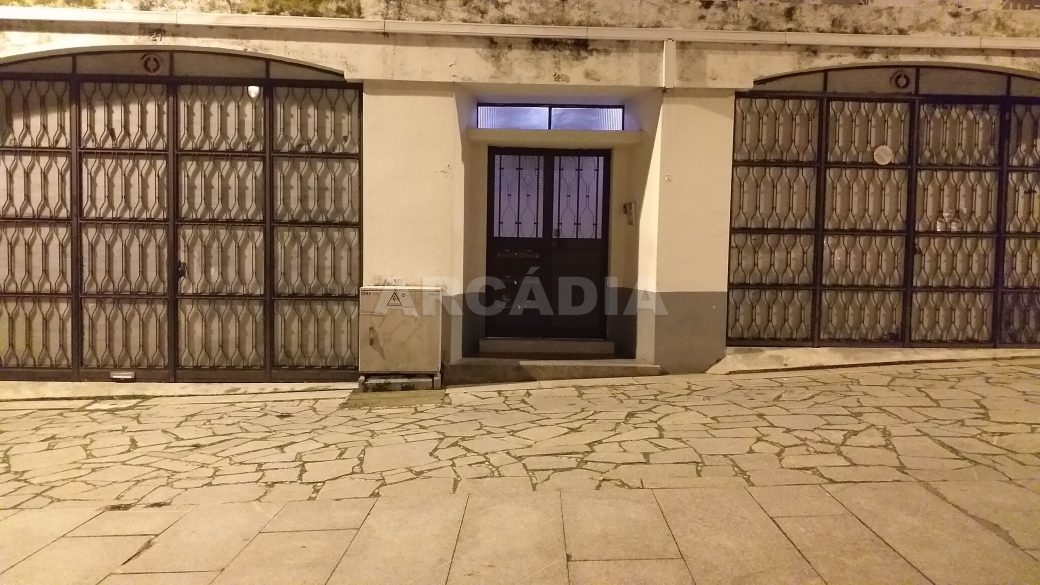 T2-Para-Arrendar-ao-Lado-da-Se-39-entrada-predio