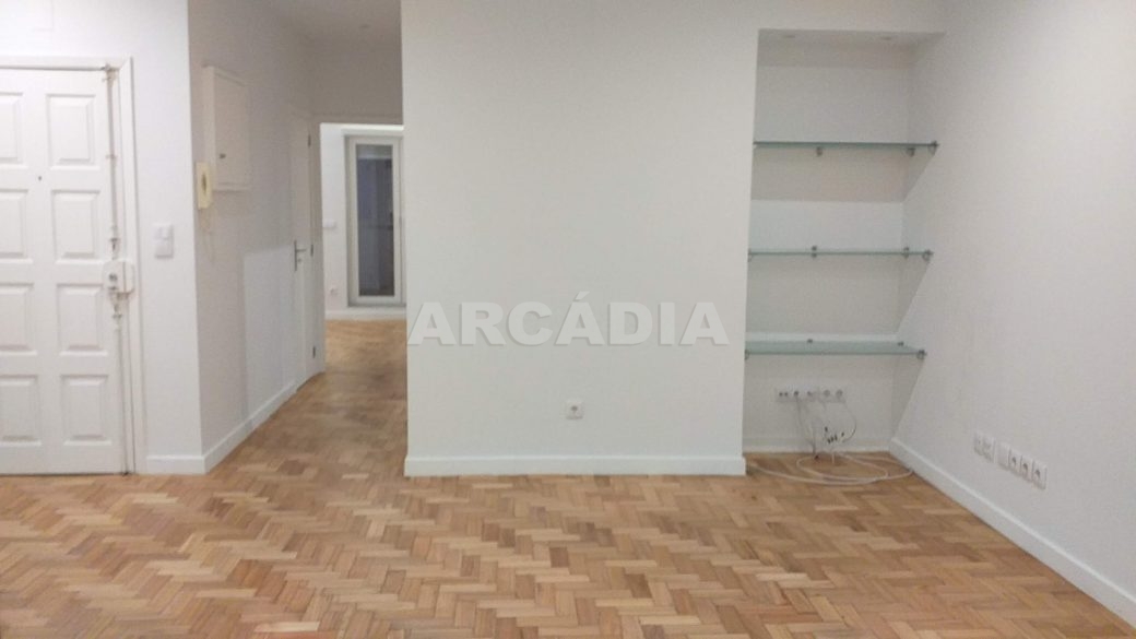 T2-Para-Arrendar-ao-Lado-da-Se-4-sala