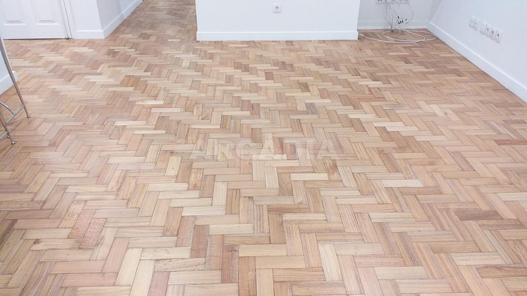 T2-Para-Arrendar-ao-Lado-da-Se-5-sala-chao