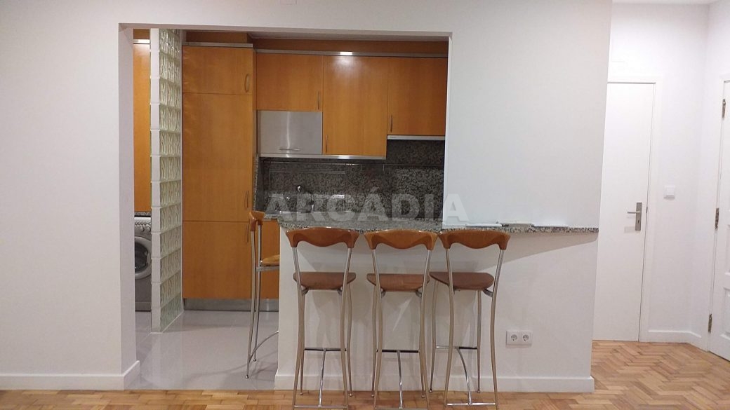 T2-Para-Arrendar-ao-Lado-da-Se-6-sala-cozinha
