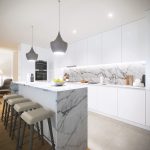 B-apartamentos-novos-e-modernos-perto-do-centro-de-braga-cozinha-com-balcao-ilha