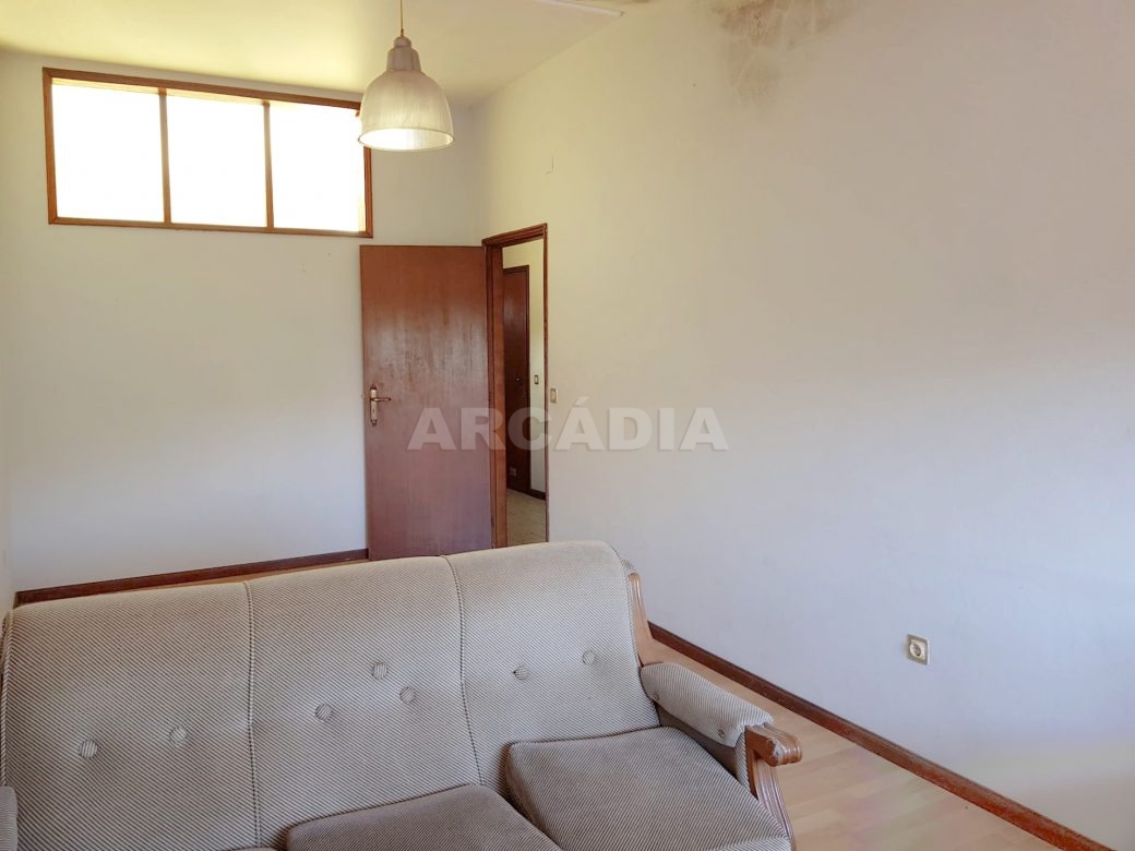 Apartamento-para-restaurar-no-Centro-HistOrico-de-Braga-Sala-entrada