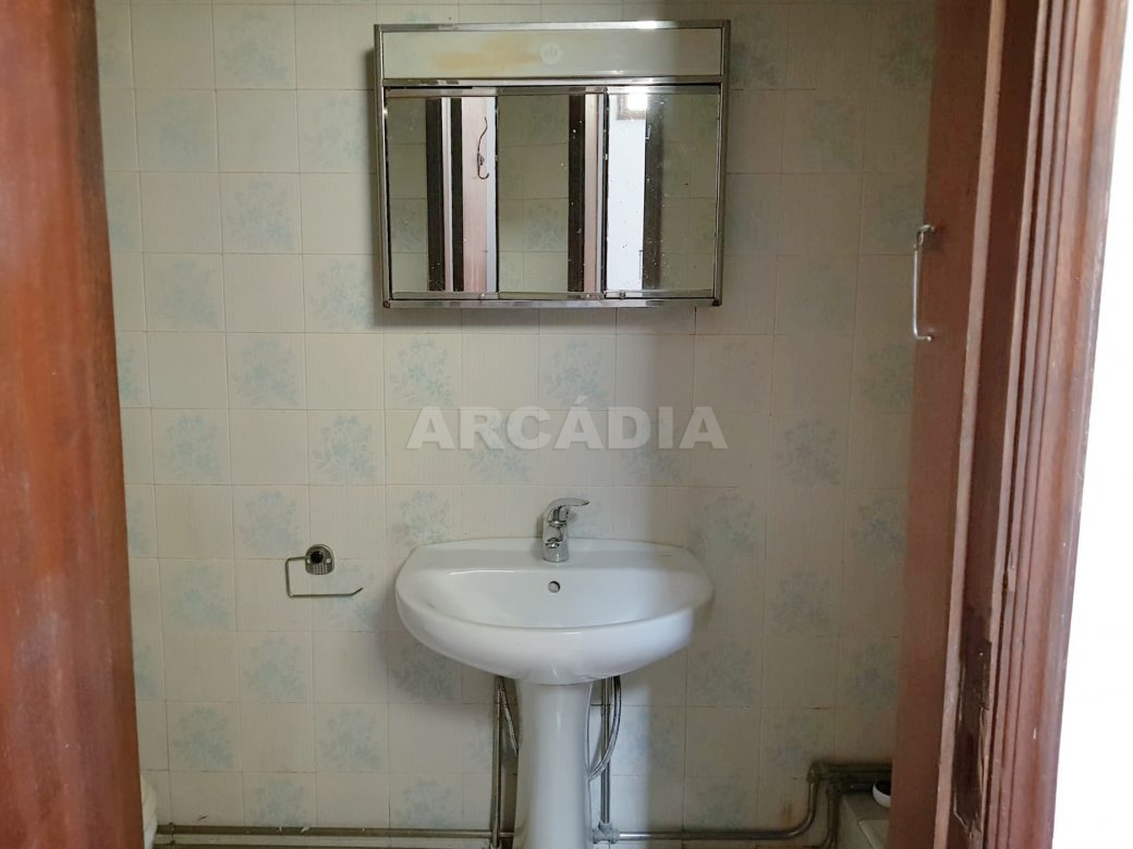 Apartamento-para-restaurar-no-Centro-HistOrico-de-Braga-WC-lavatorio