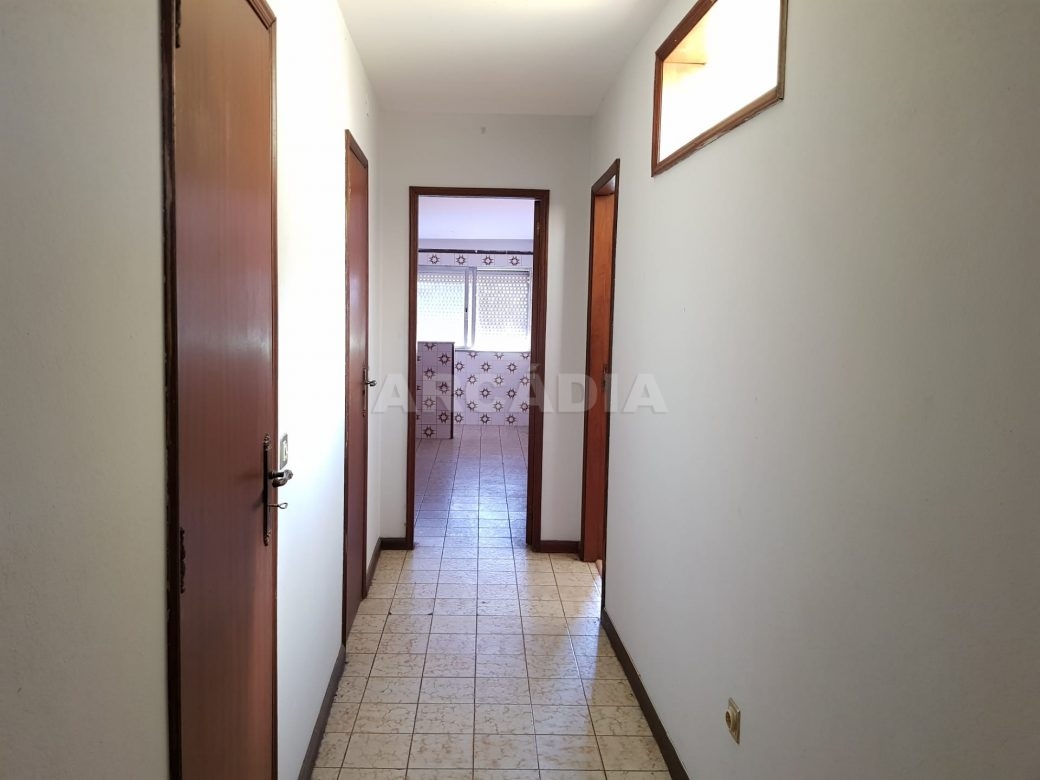 Apartamento-para-restaurar-no-Centro-HistOrico-de-Braga-corredor