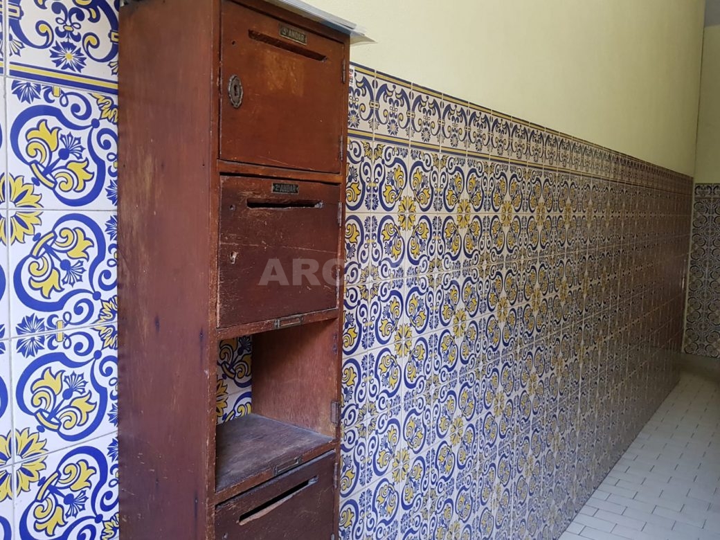 Apartamento-para-restaurar-no-Centro-HistOrico-de-Braga-entrada-do-predio-caixa-de-correio