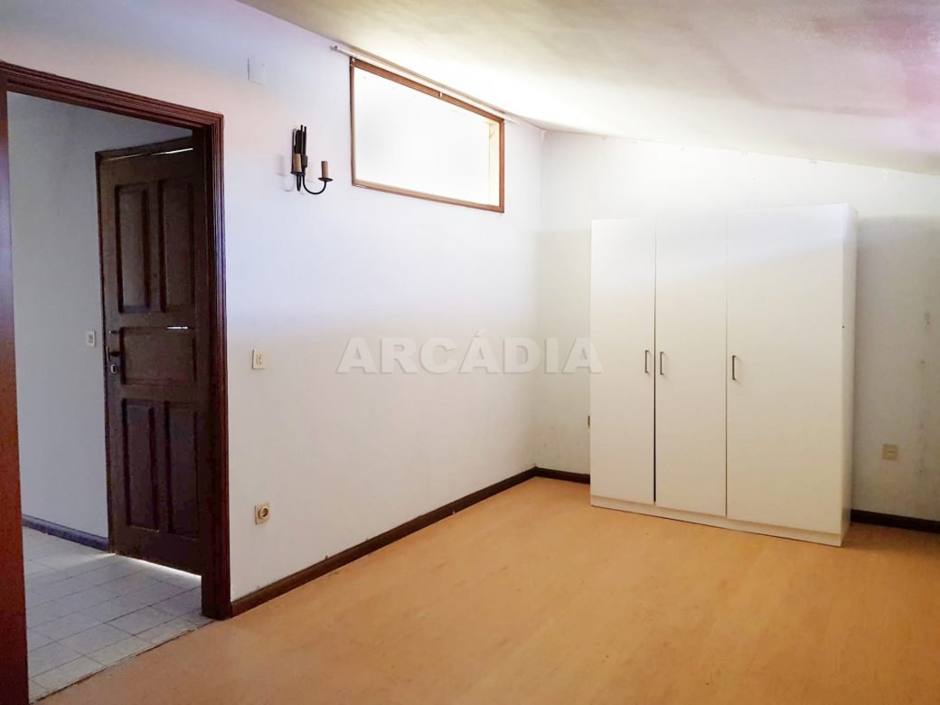 Apartamento-para-restaurar-no-Centro-HistOrico-de-Braga-quarto-entrada