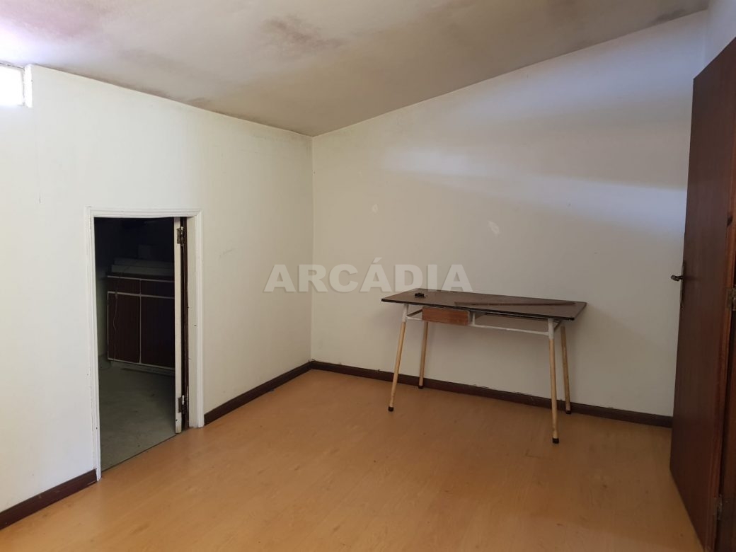 Apartamento-para-restaurar-no-Centro-HistOrico-de-Braga-quarto-entrada-sotao