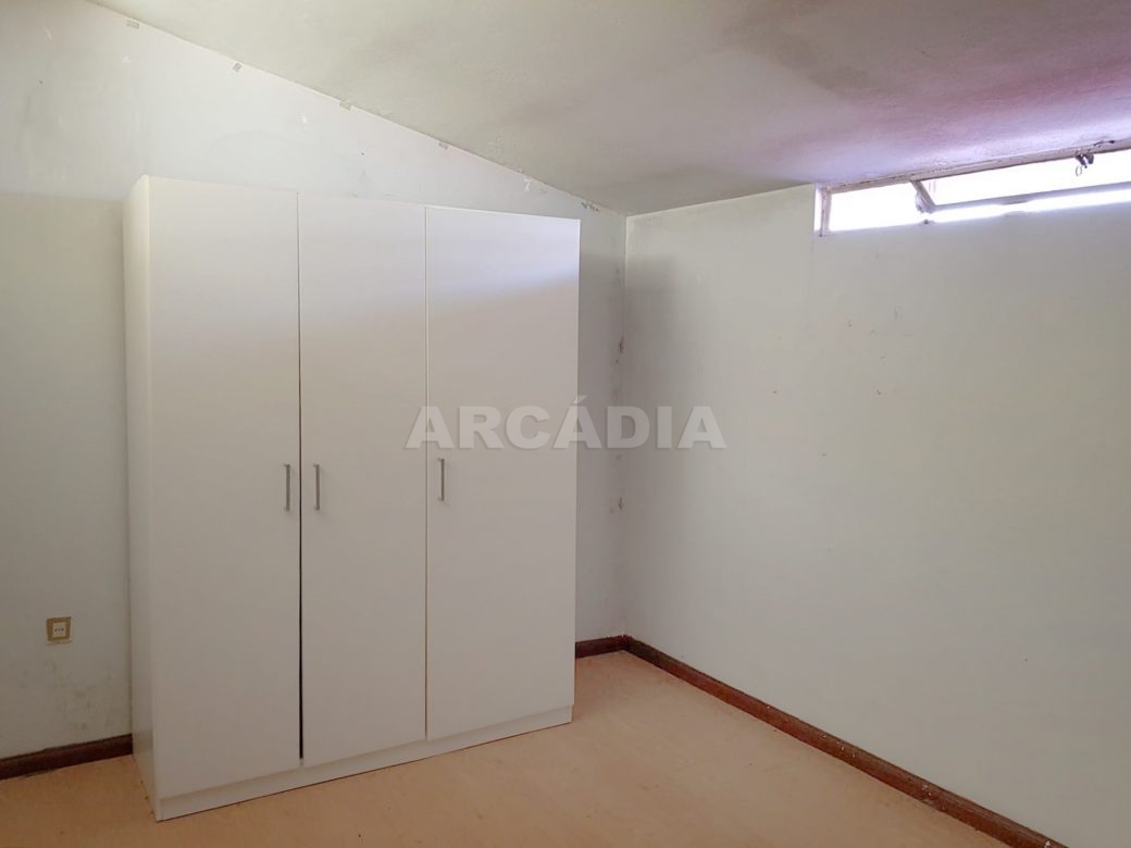 Apartamento-para-restaurar-no-Centro-HistOrico-de-Braga-quarto-guarda-fatos